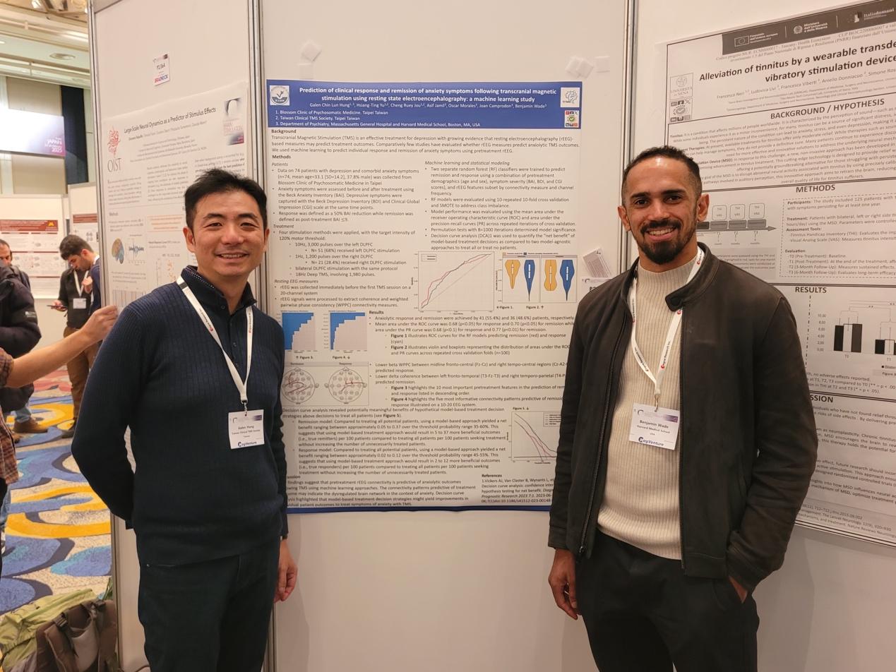 2025年2月 振芝醫療洪敬倫醫師與來自哈佛醫學院及麻省總醫院（Massachusetts General Hospital, MGH）的研究團隊合作，於日本大阪國際會議中心（Kobe International Conference Center）分享最新合作成果：運用機器學習分析靜息狀態的腦波圖，預測重複經顱磁刺激（rTMS）對焦慮症狀的治療反應。圖為洪敬倫醫師與哈佛學者 Benjamin Wade 於大阪國際會議中心合影。